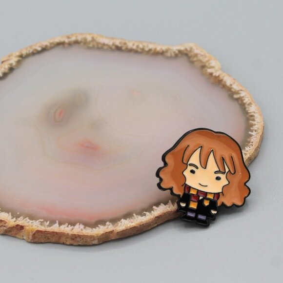 Jewelry pin Harry Potter Hermione Granger Gryffindor wizard adorable fashion new - Picture 2 of 5